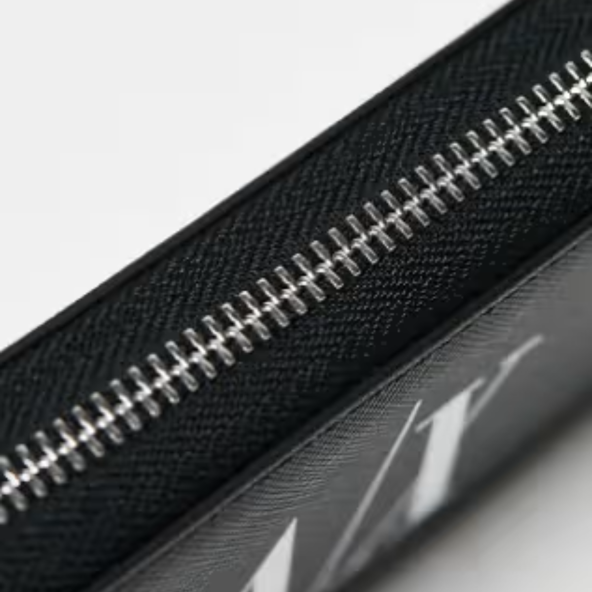 ARMANI Armani Exchange leather zip round Wallet Men - BLK - Black