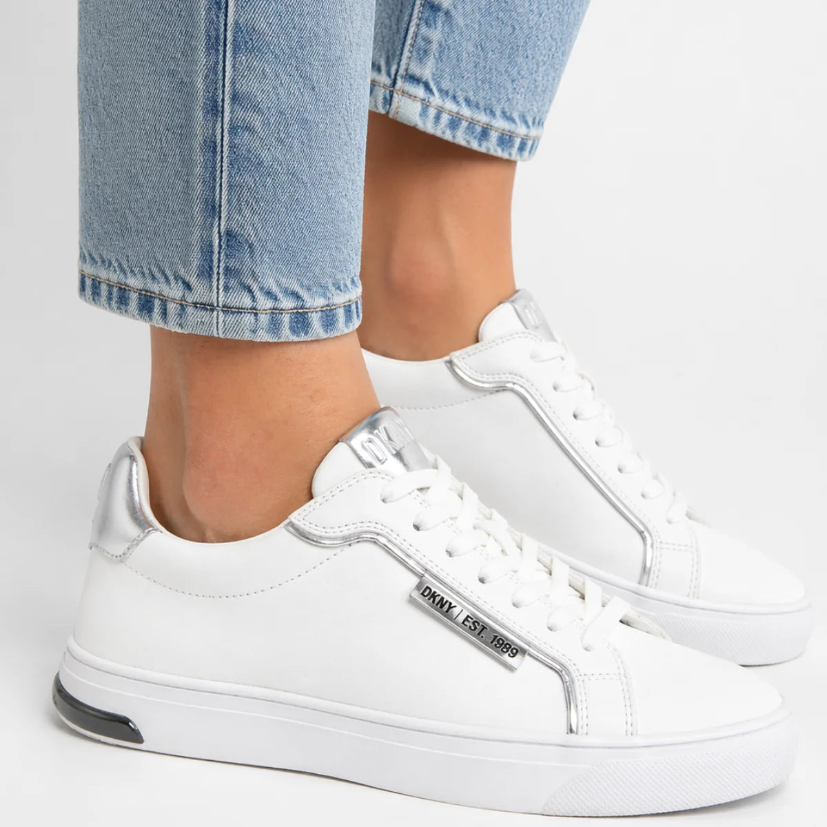 DKNY Sleek Low-Top Sneakers Women - WHT