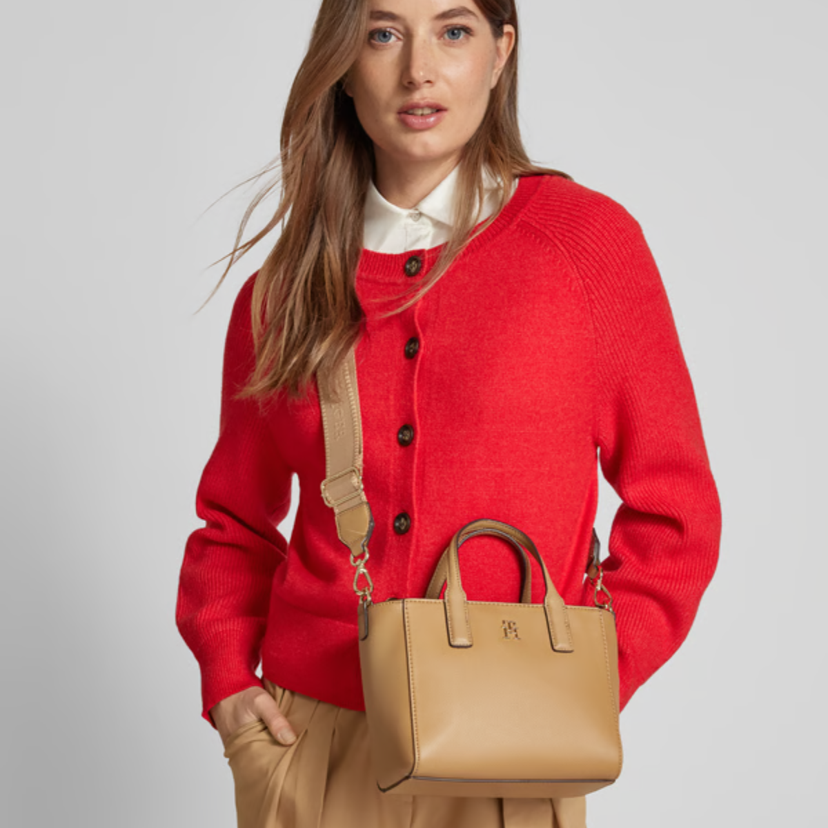 Tommy Hilfiger TH Soft Logo Strap Tote Women - BRN - Brown